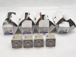 H3CR-F8 オムロン 4点セット 新品 100to240VAC
