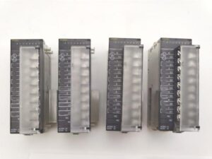 CJ1W-OC201 オムロン 中古 4点セット うち1点ネジ2個なし